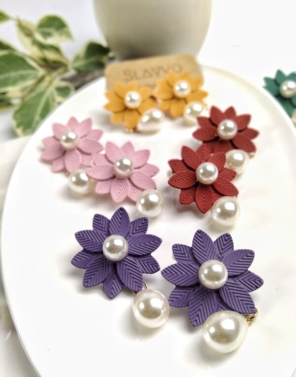 Daisy Floral Pearl Earstuds - Image 2