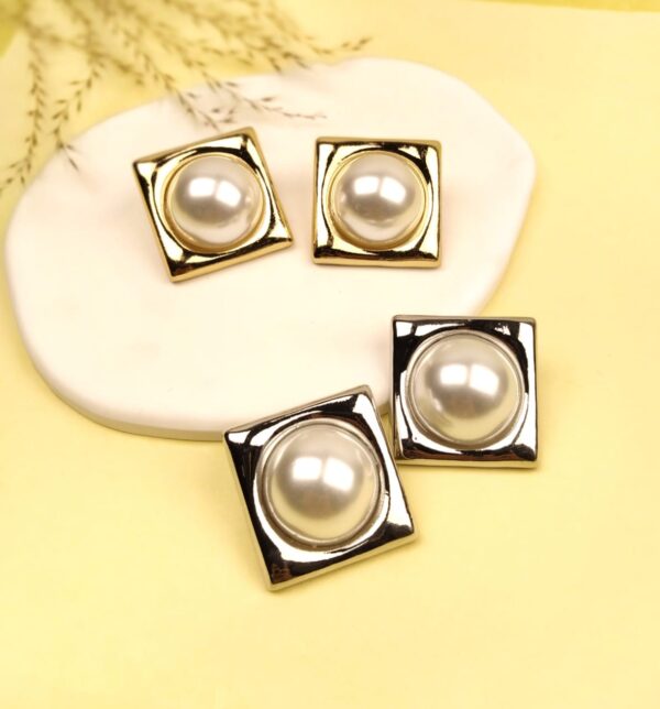 Bella Pearls Ear Studs